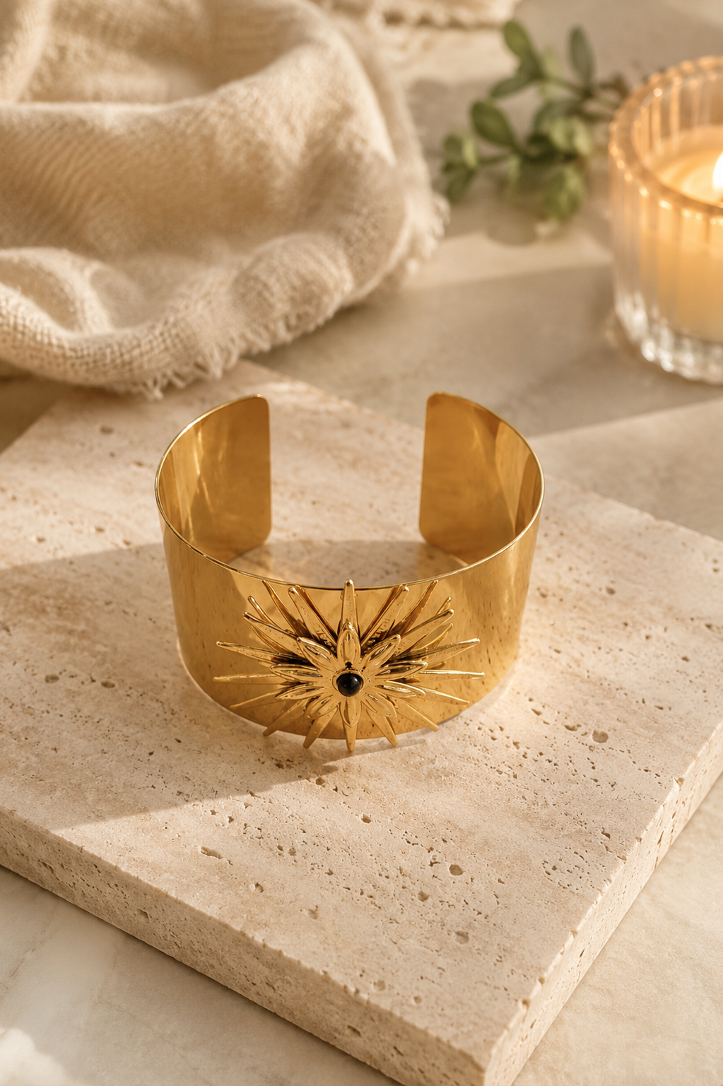 Pulsera dorada rígida con detalle estrella