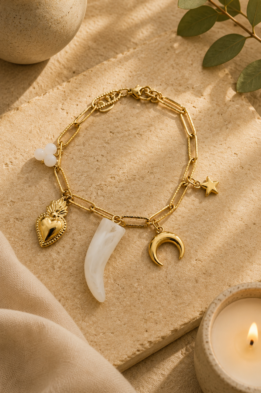 Pulsera dorada con colgante blanco