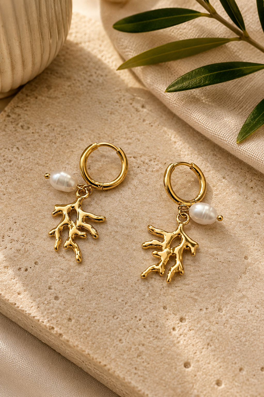 Pendientes coral dorados con perla