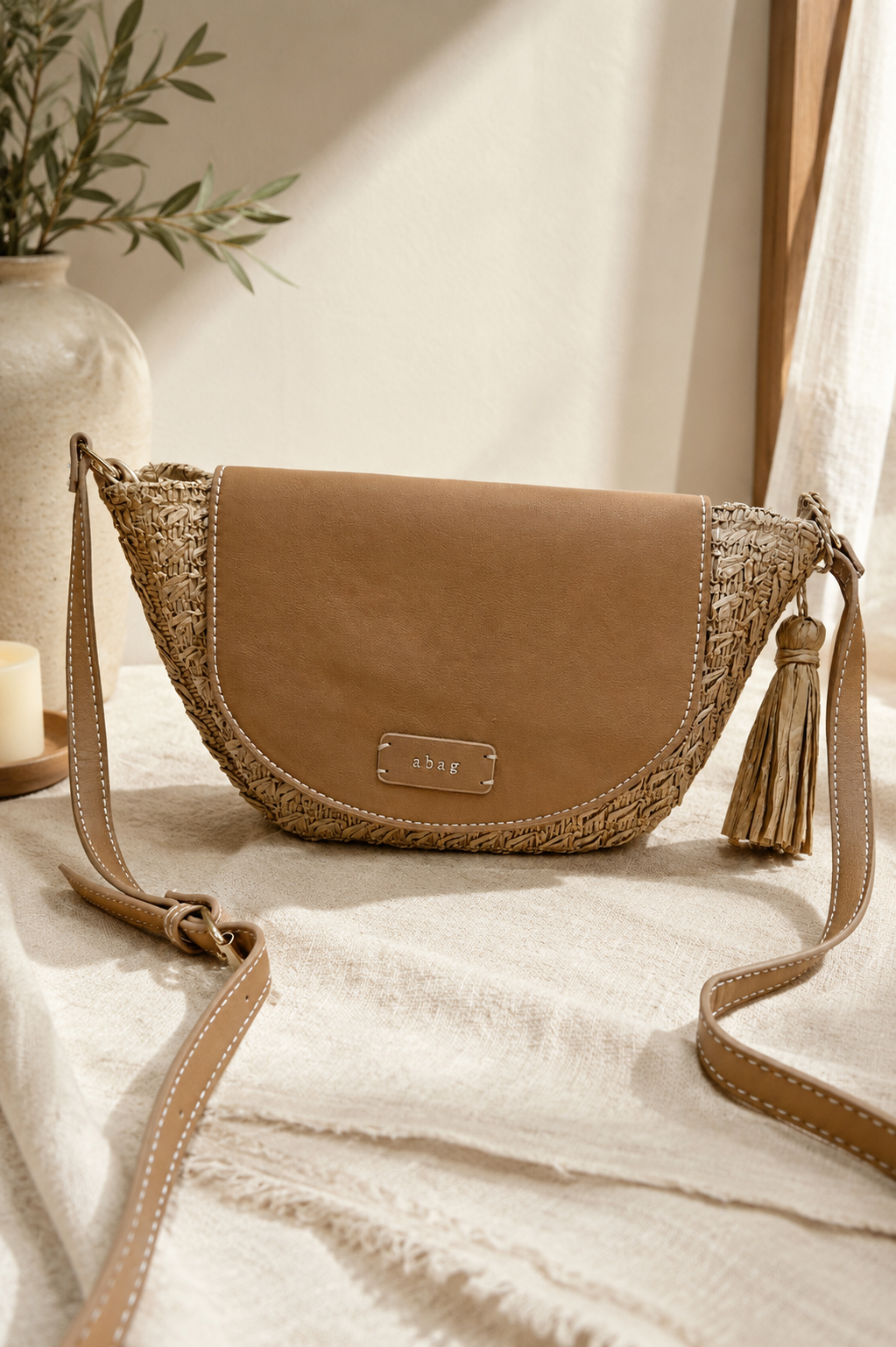 Bolso bandolera de rafia y efecto piel camel