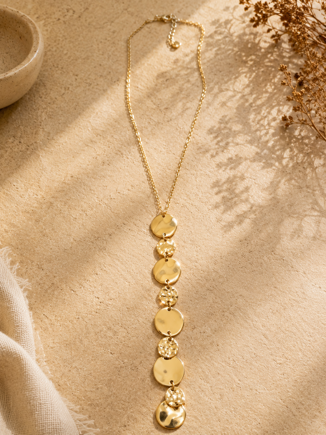 Collar dorado con discos colgantes
