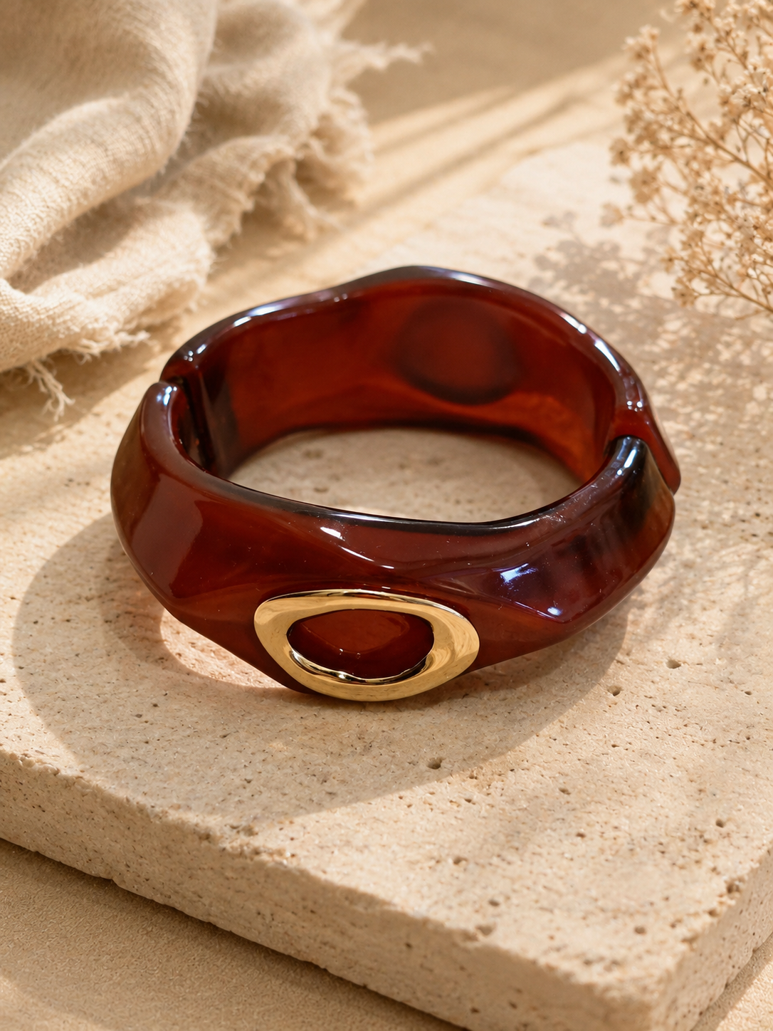 Pulsera rígida carey con detalle dorado