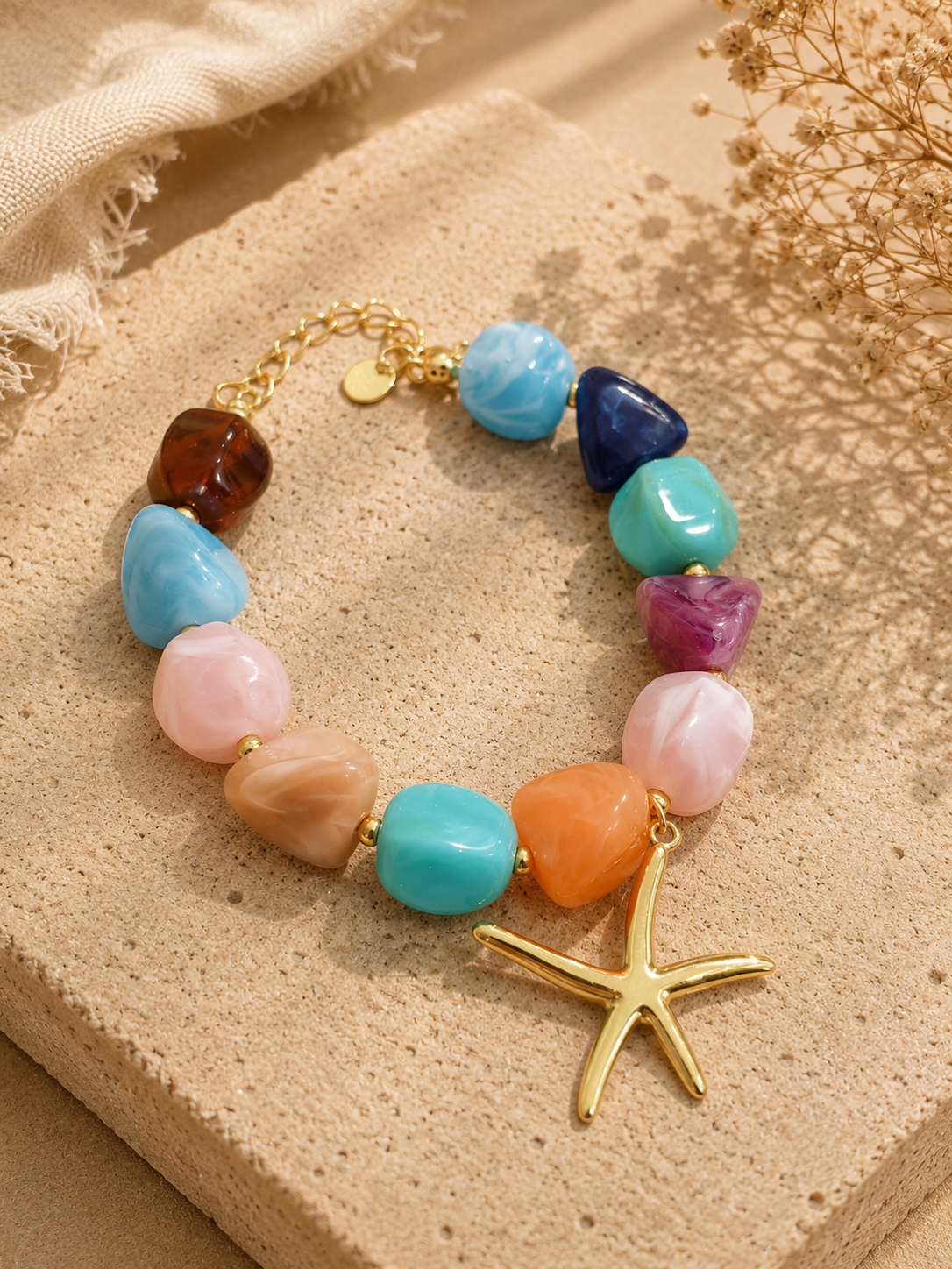 Pulsera de cuentas de colores con estrella dorada