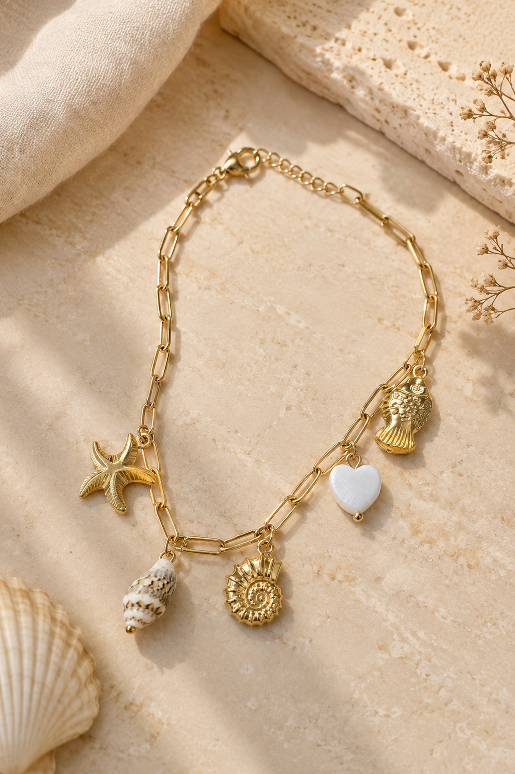 Tobillera dorada con charms marinos