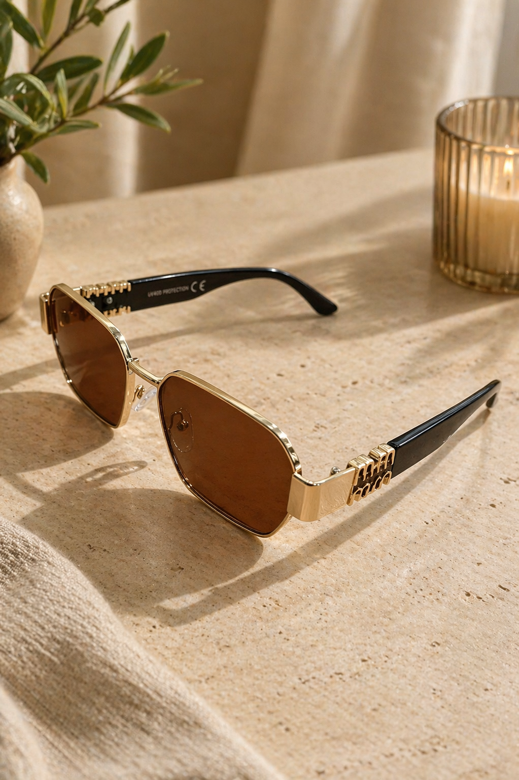 Gafas de sol cuadradas marrón con detalle dorado