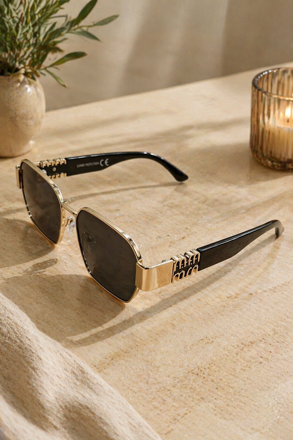 Gafas de sol cuadradas marrón con montura dorada