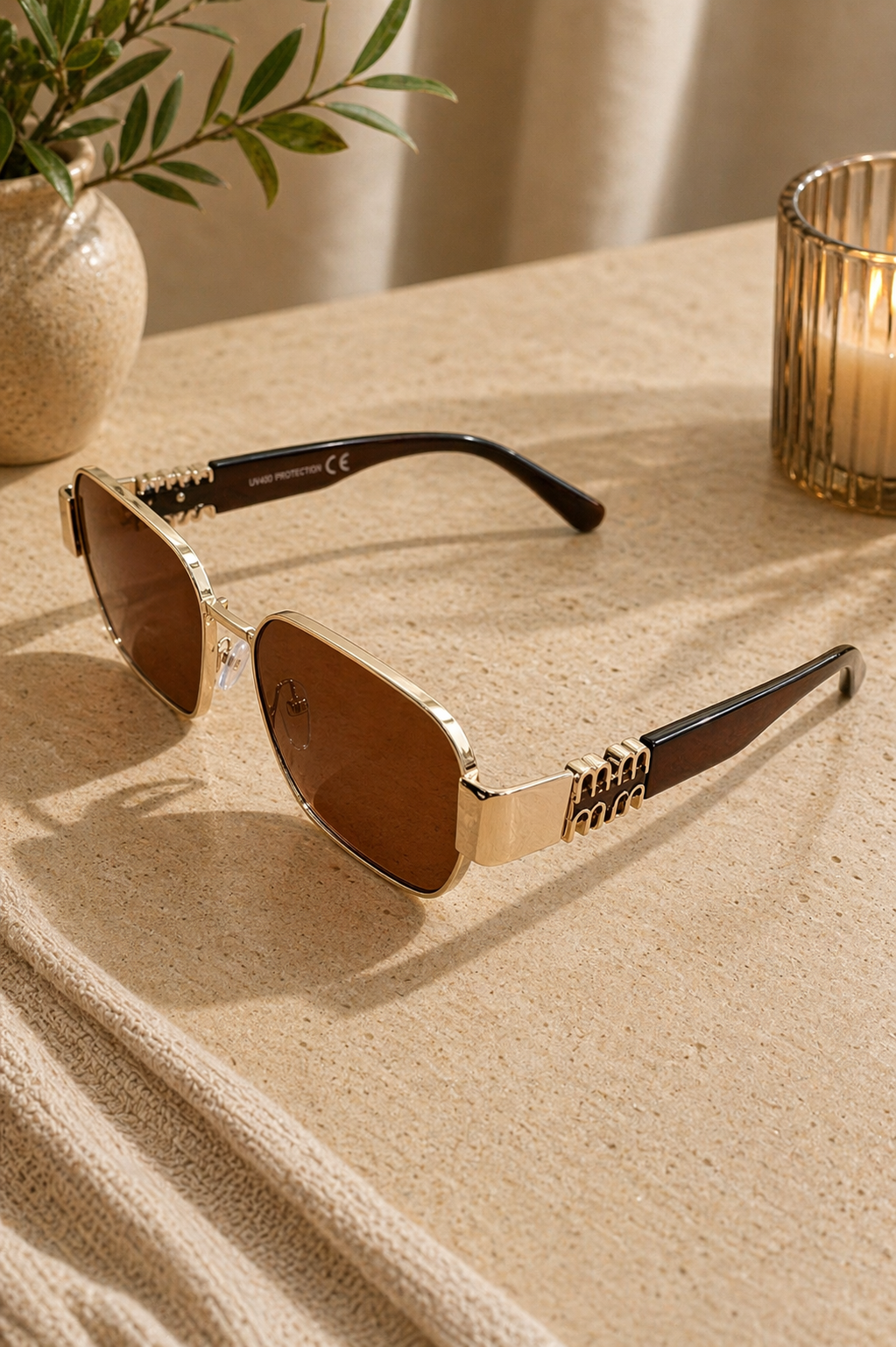 Gafas de sol cuadradas marrón con montura dorada