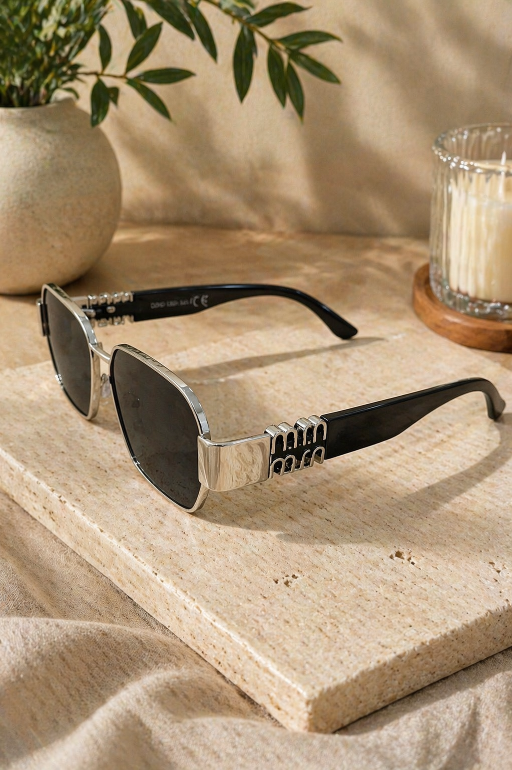 Gafas de sol cuadradas plateadas con patillas negras