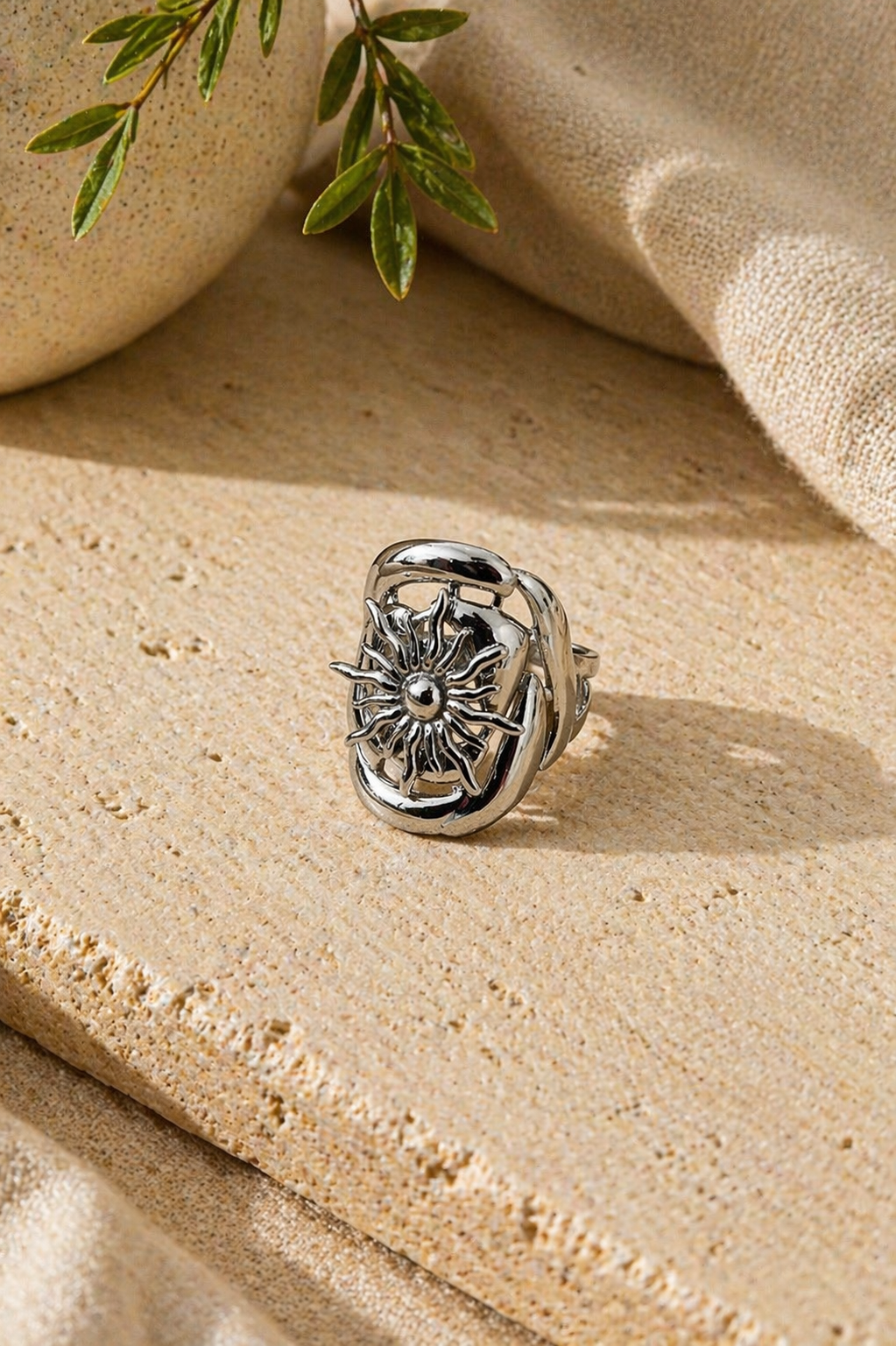 Anillo plateado con sol