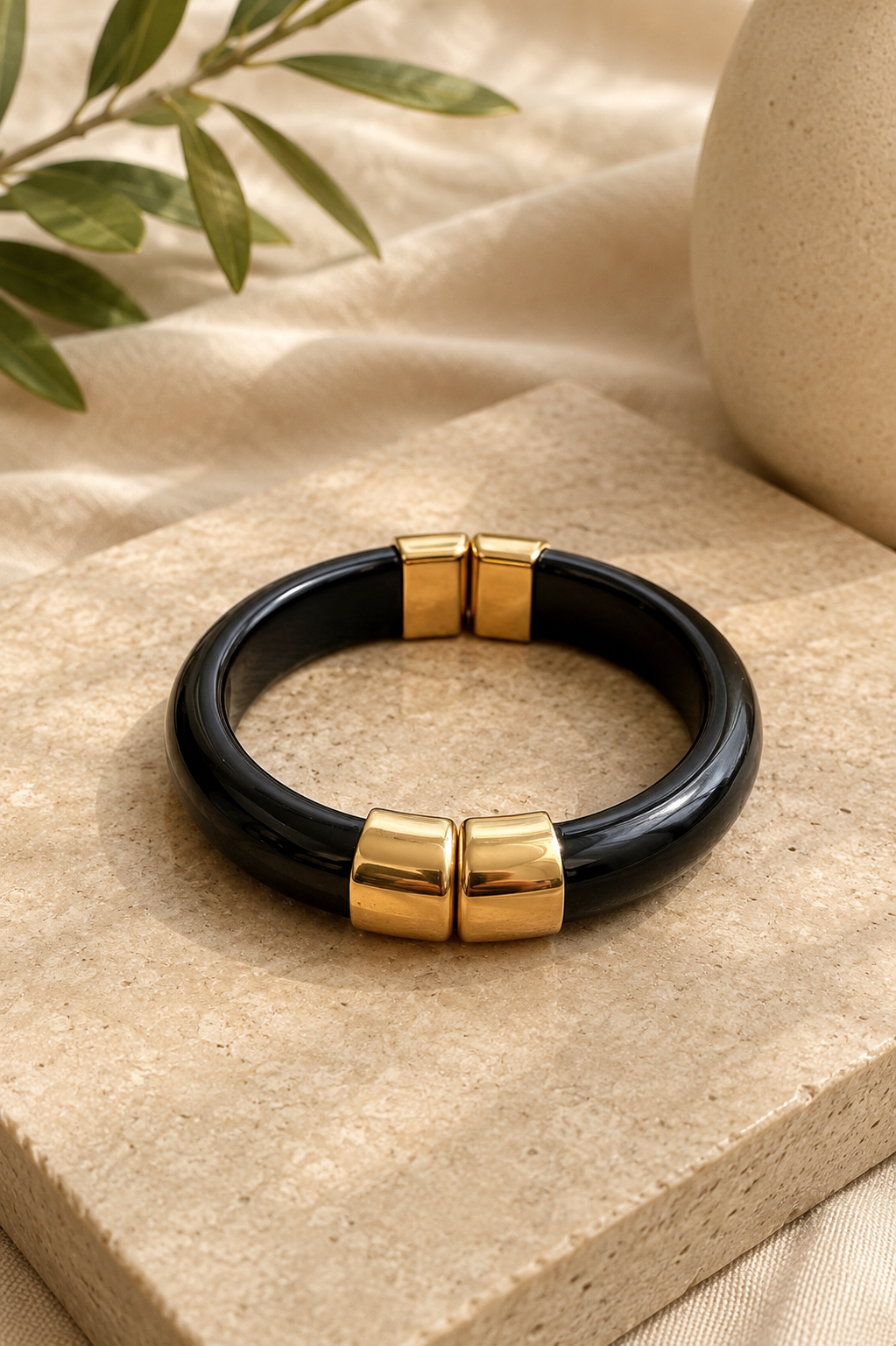 Pulsera negra de acero con detalles dorados