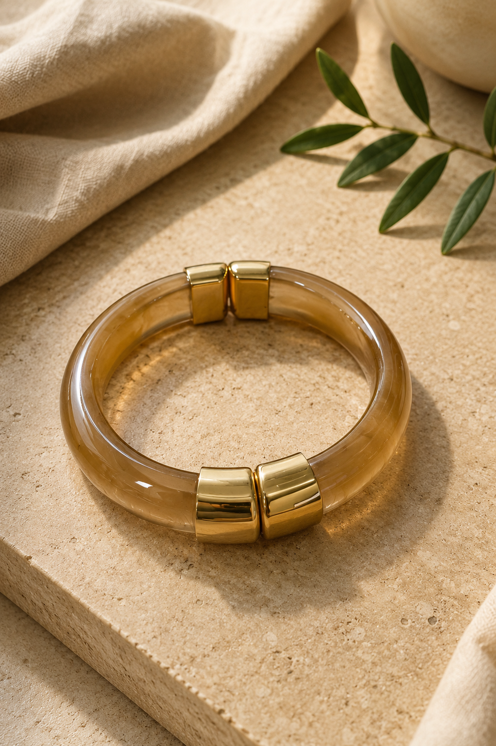 Pulsera rígida efecto carey con detalles dorados
