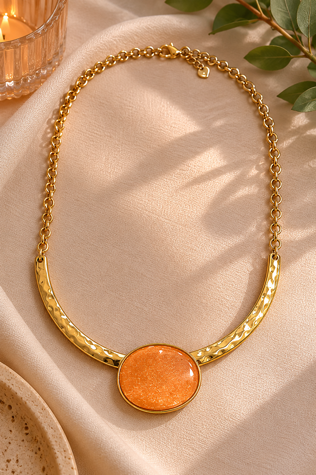 Collar dorado con piedra naranja