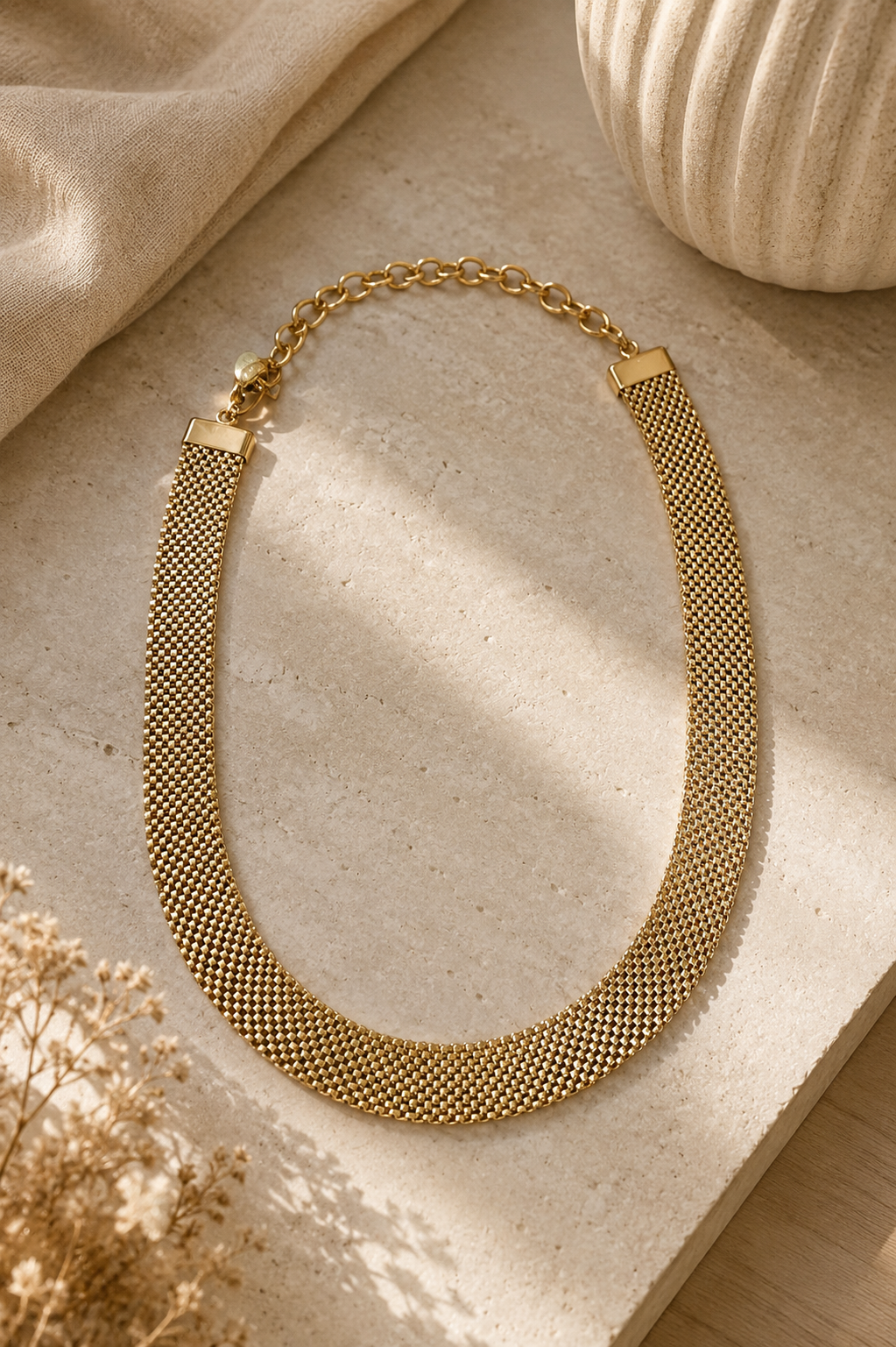 Collar dorado de malla