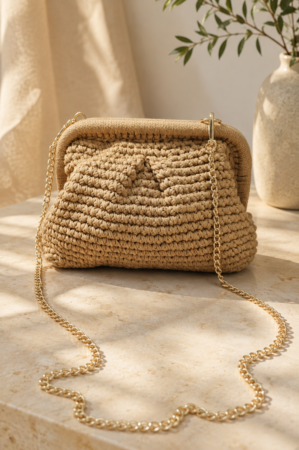 Bolso beige de crochet con cadena dorada