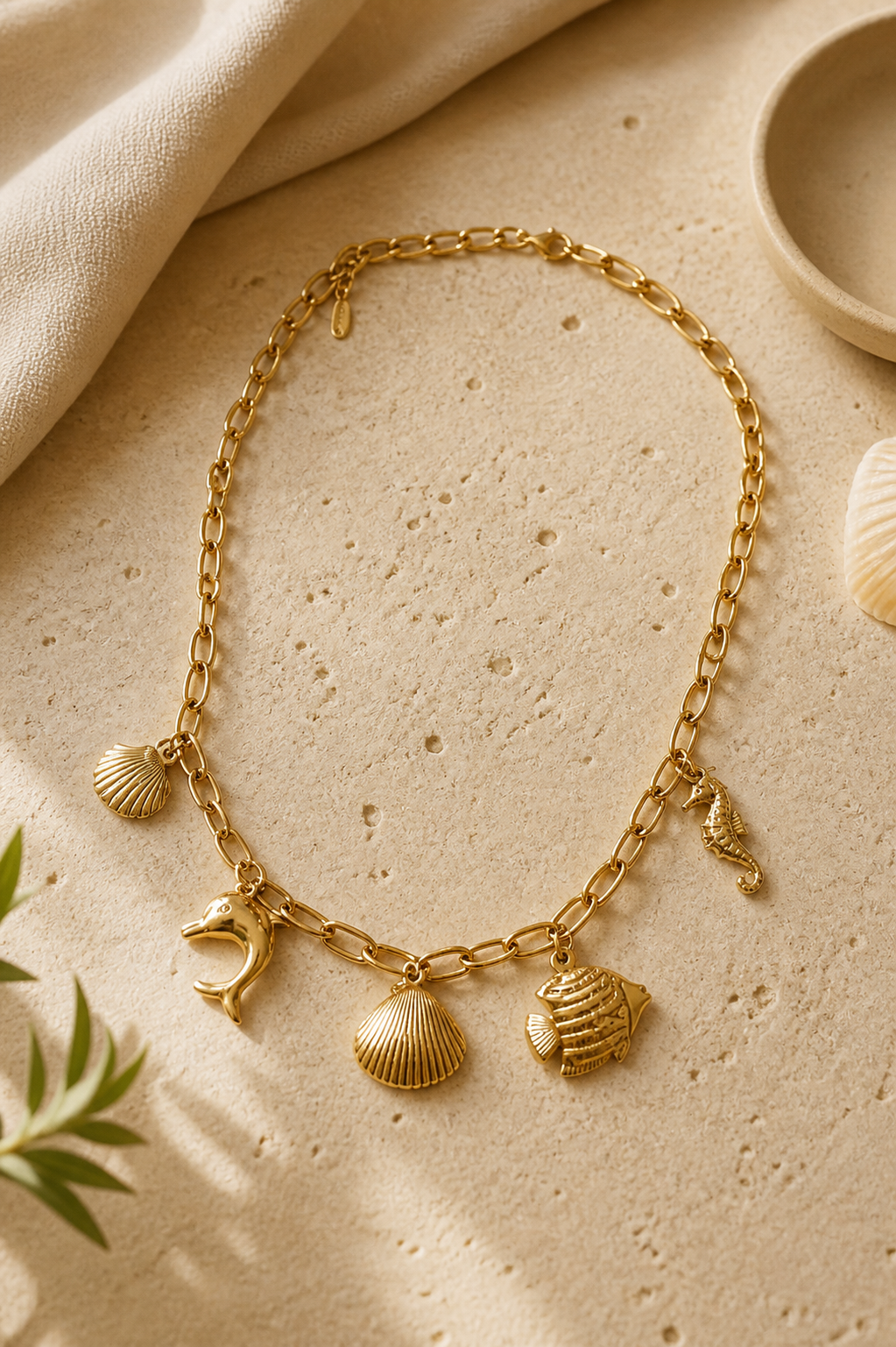 Collar acero dorado con colgantes marinos