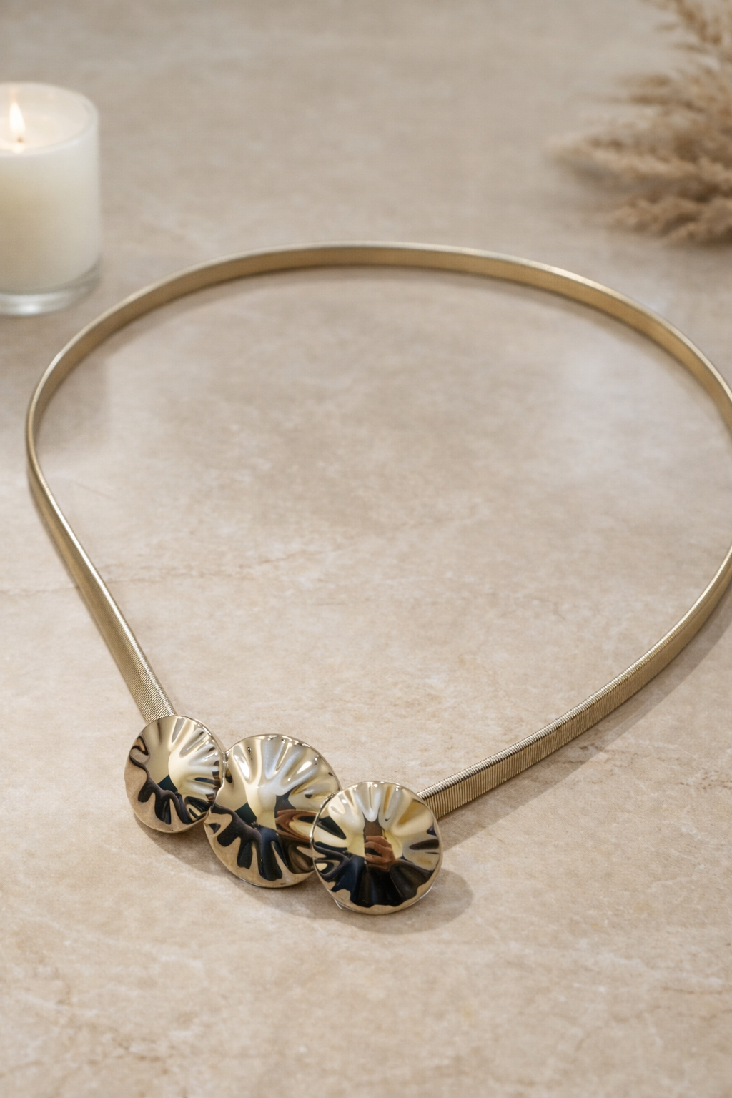 Cinturón metálico plateado con discos