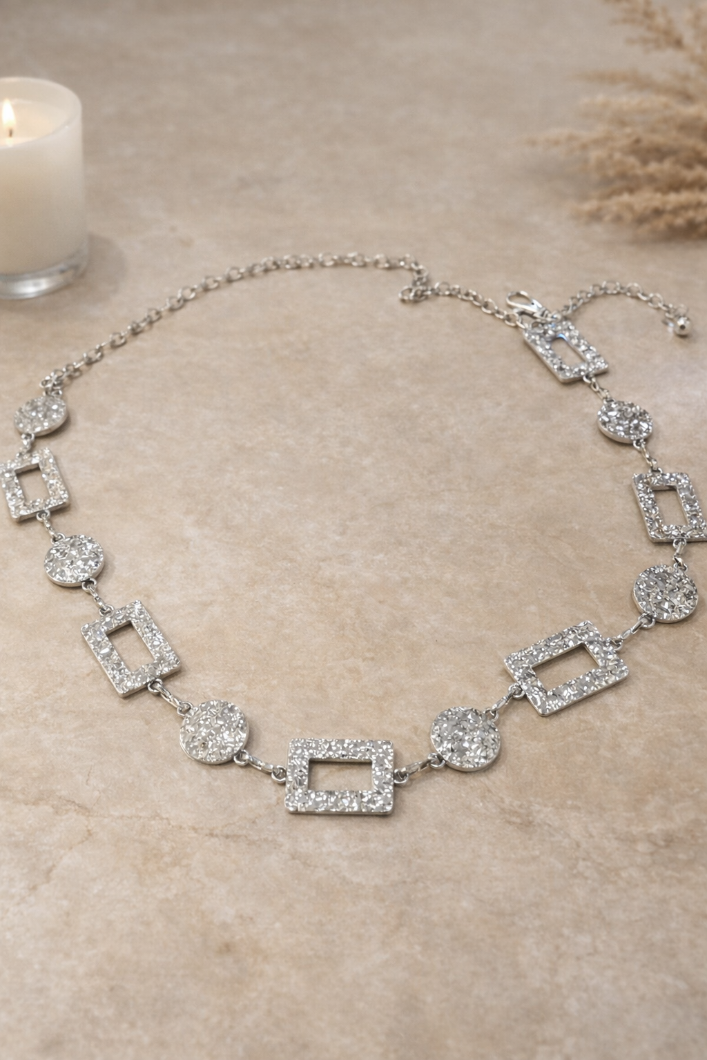 Cinturón plateado con piezas geométricas