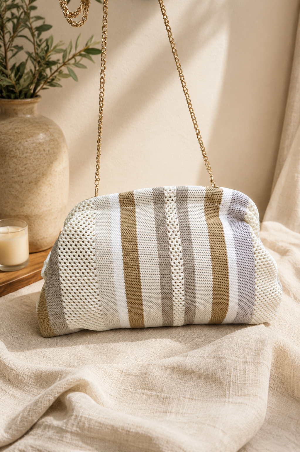 Bolso de punto a rayas con cadena dorada