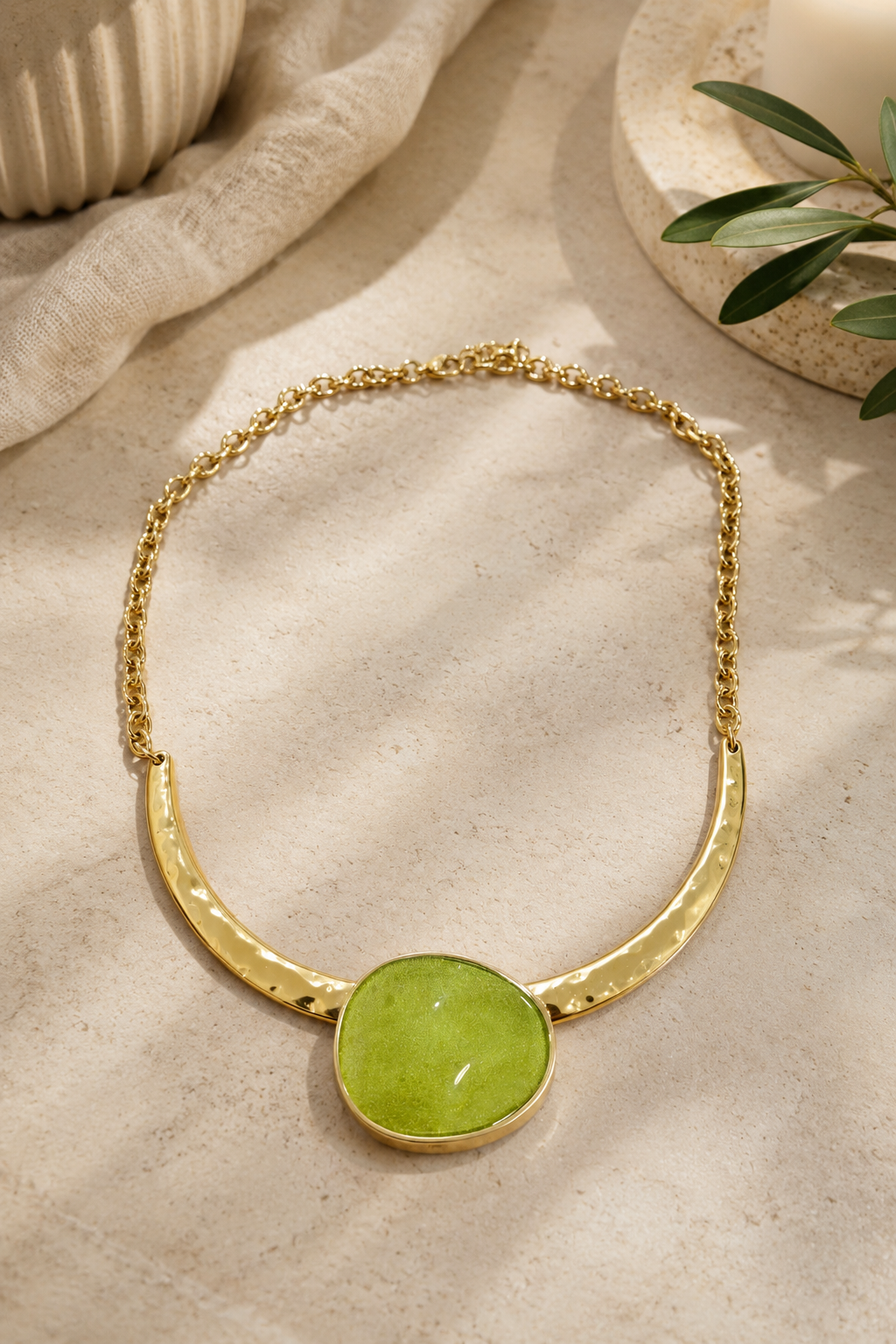 Collar dorado con detalle verde