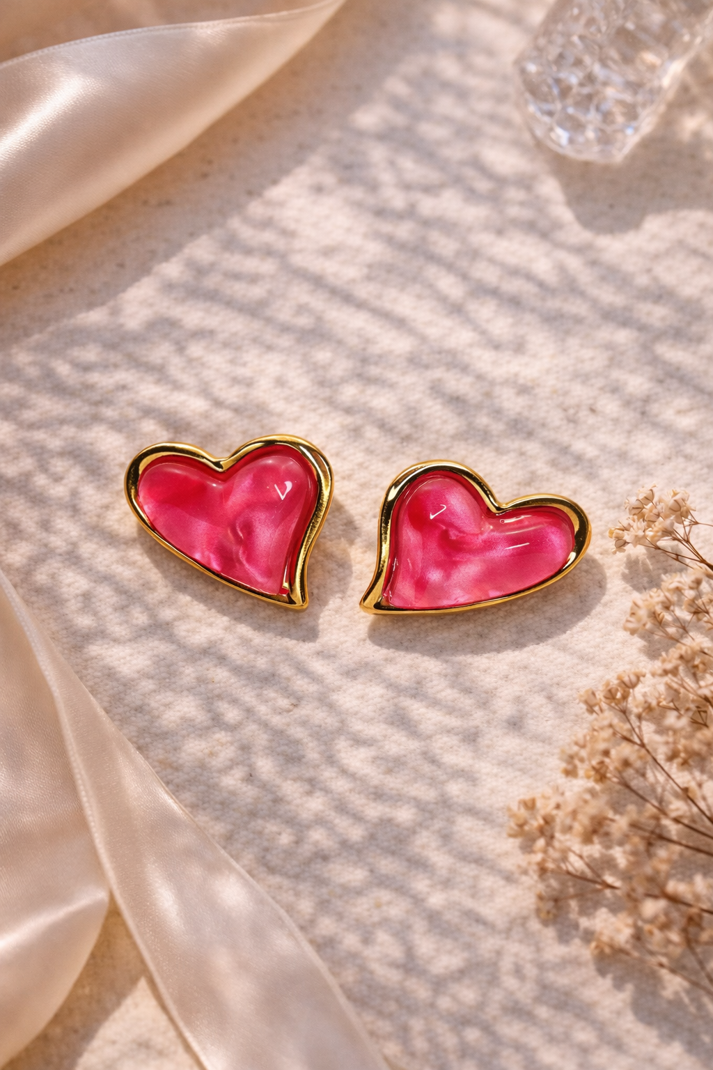 Pendientes Corazón Rojo con Borde Dorado