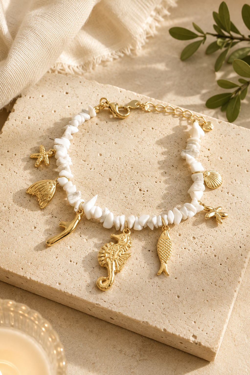 Pulsera blanca con colgantes marinos