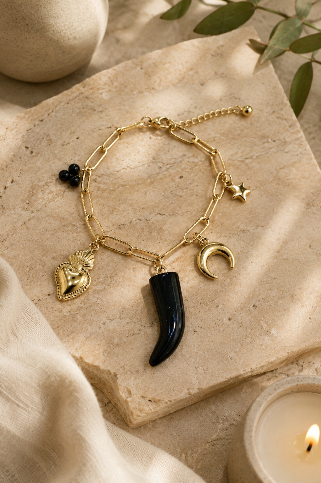 Pulsera dorada con charms negros