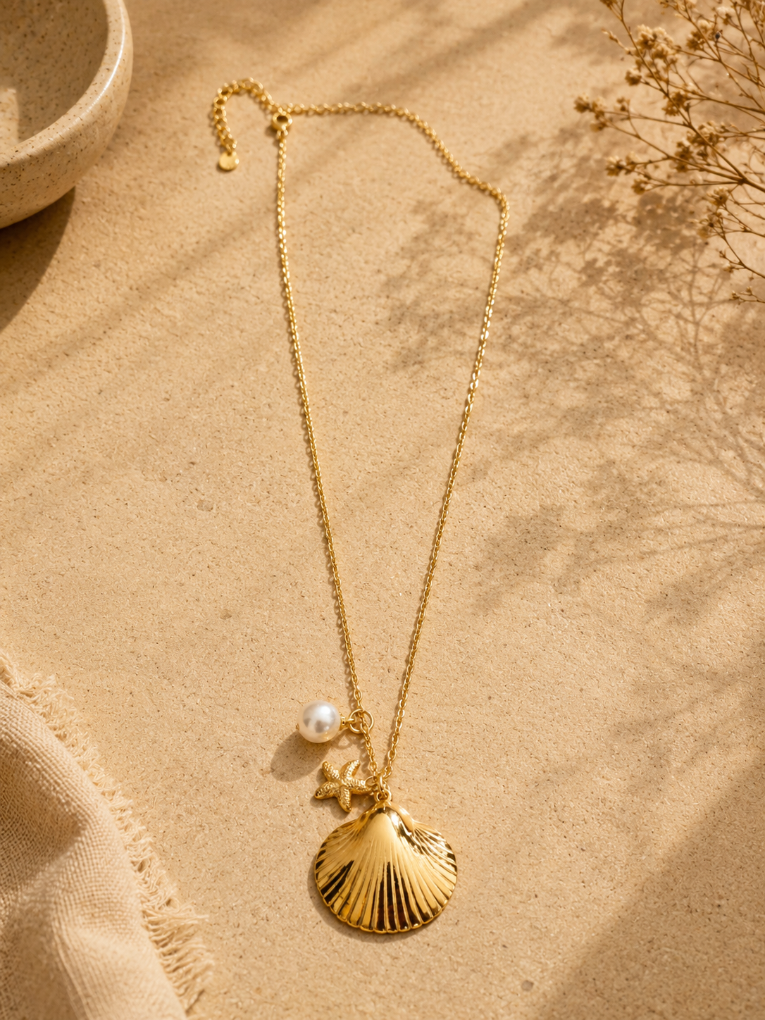Collar dorado con concha, estrella y perla