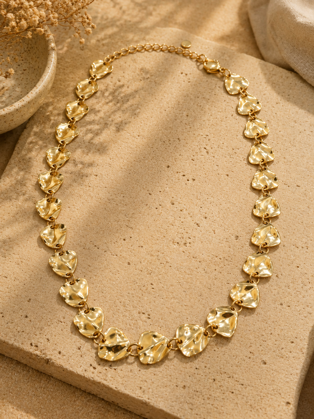 Collar dorado con piezas onduladas