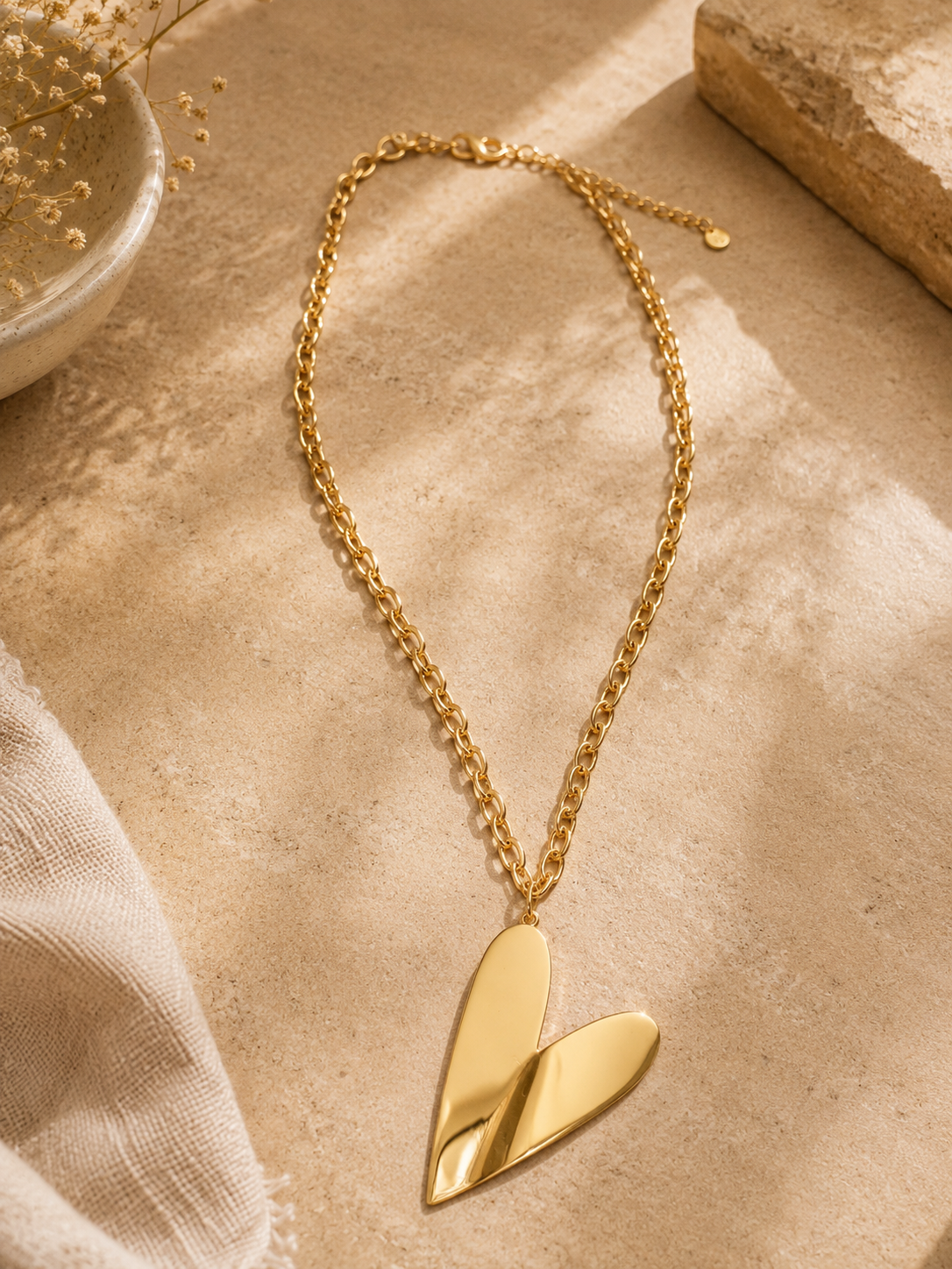 Collar dorado con colgante de corazón