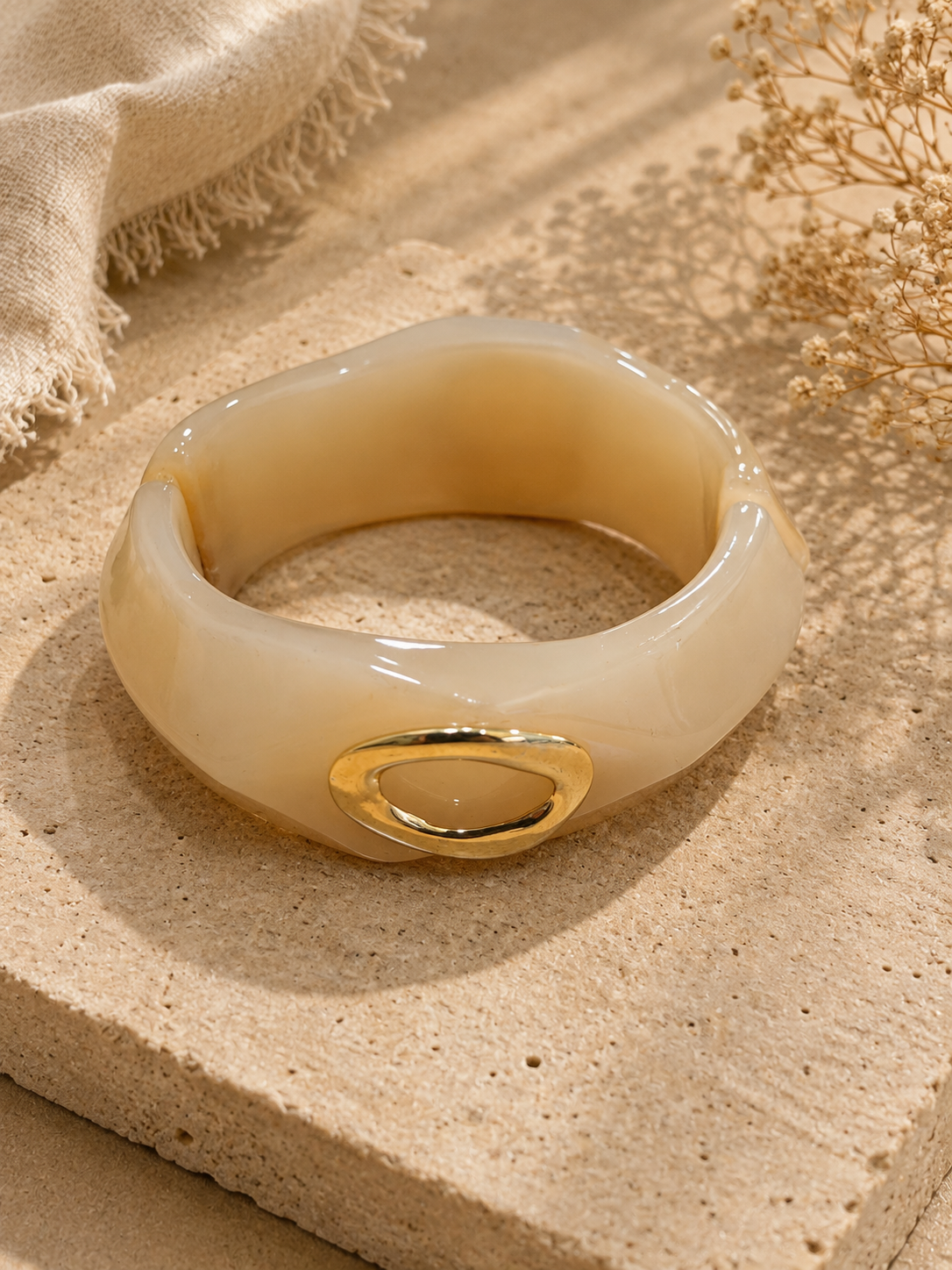 Pulsera rígida beige con detalle dorado