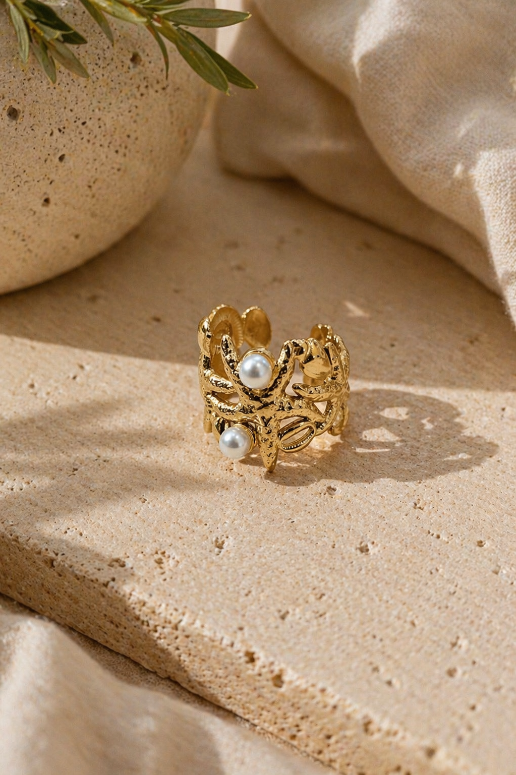 Anillo dorado estrella de mar con perlas