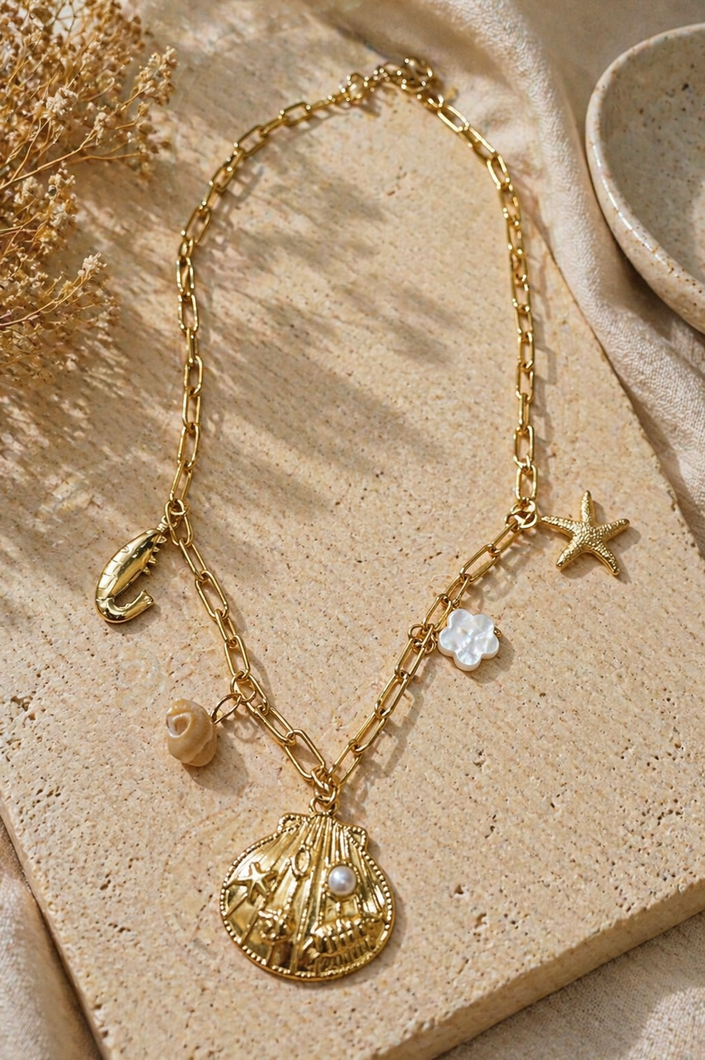 Collar dorado con concha y detalles marinos