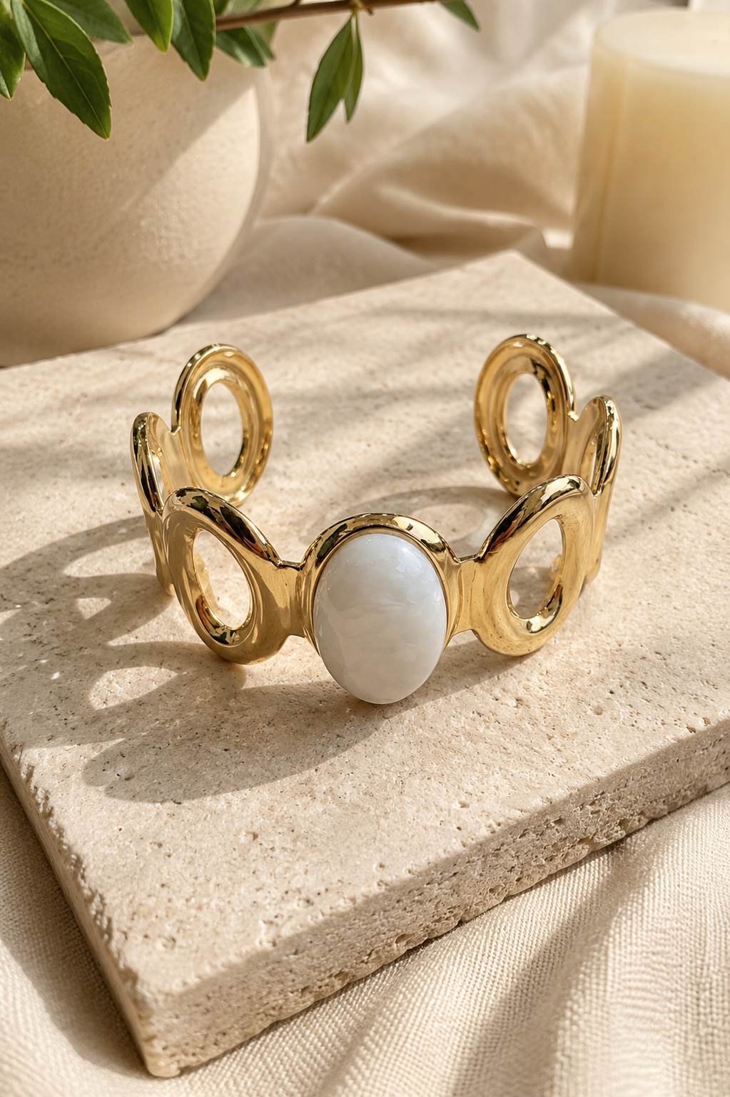 Pulsera dorada de acero con piedra blanca