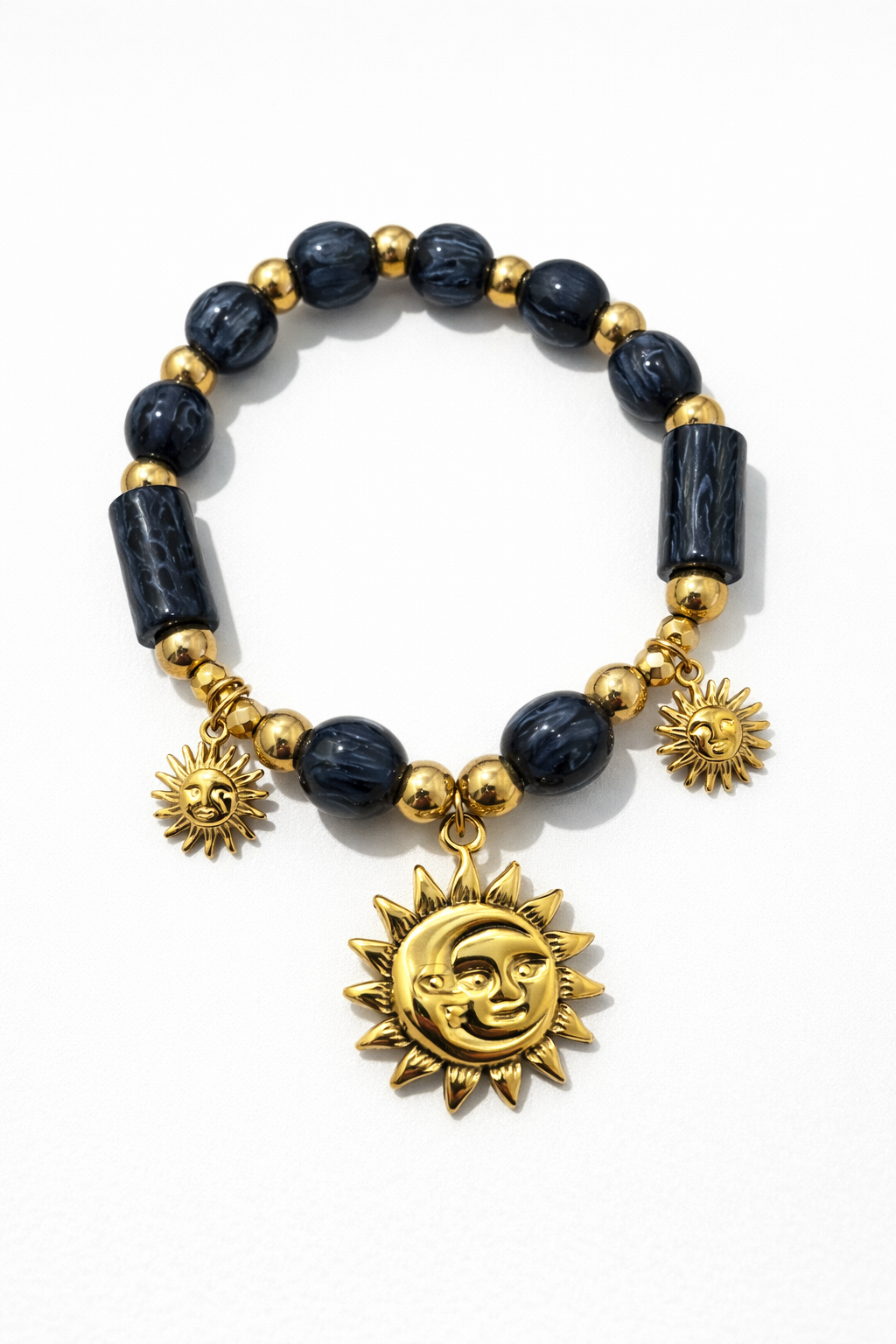 Pulsera con cuentas negras y colgante de sol