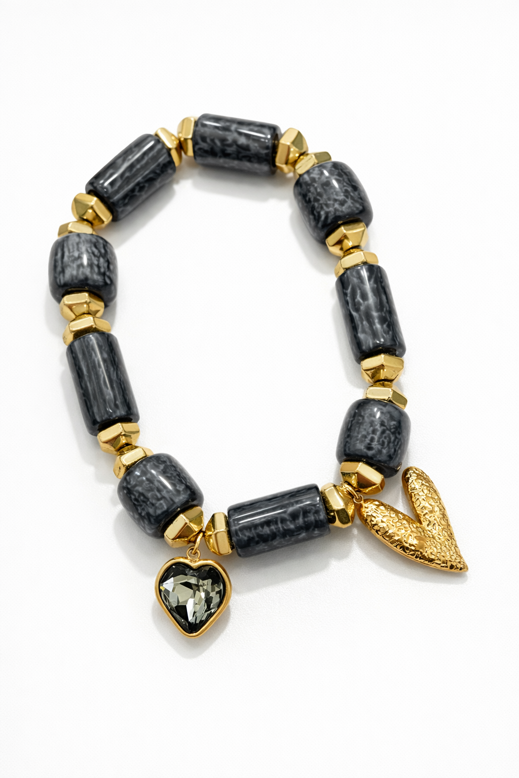 Pulsera de cuentas grises con colgantes de corazón