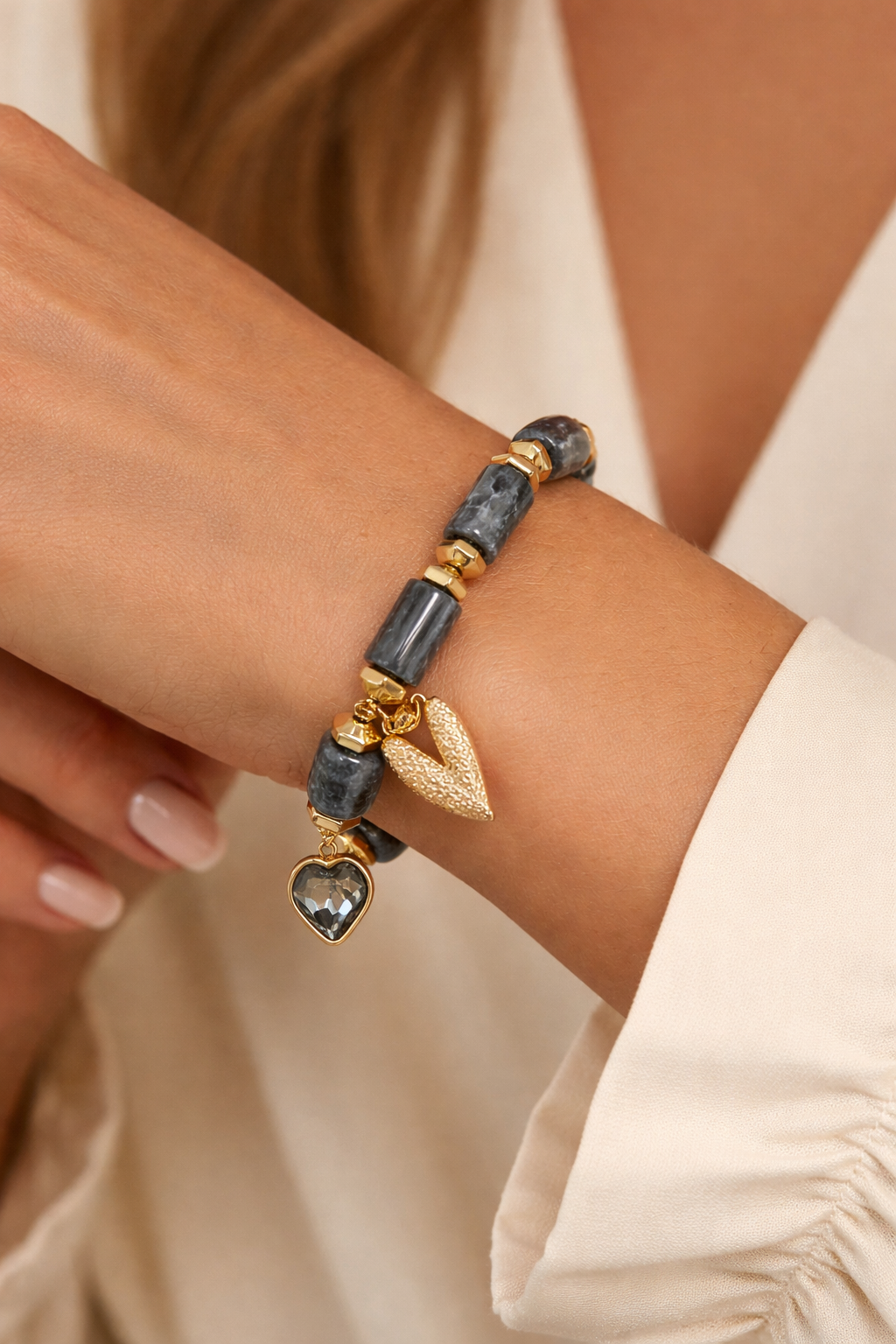 Pulsera de cuentas grises con colgantes de corazón