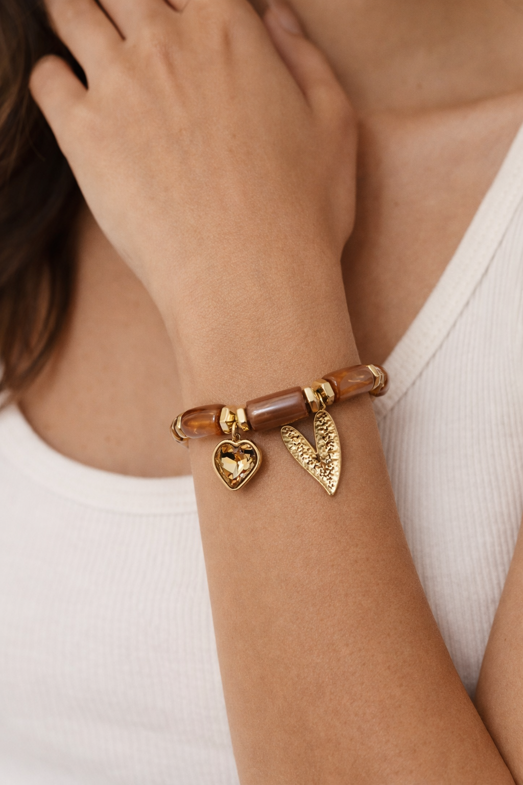 Pulsera con cuentas marrones y colgantes de corazón