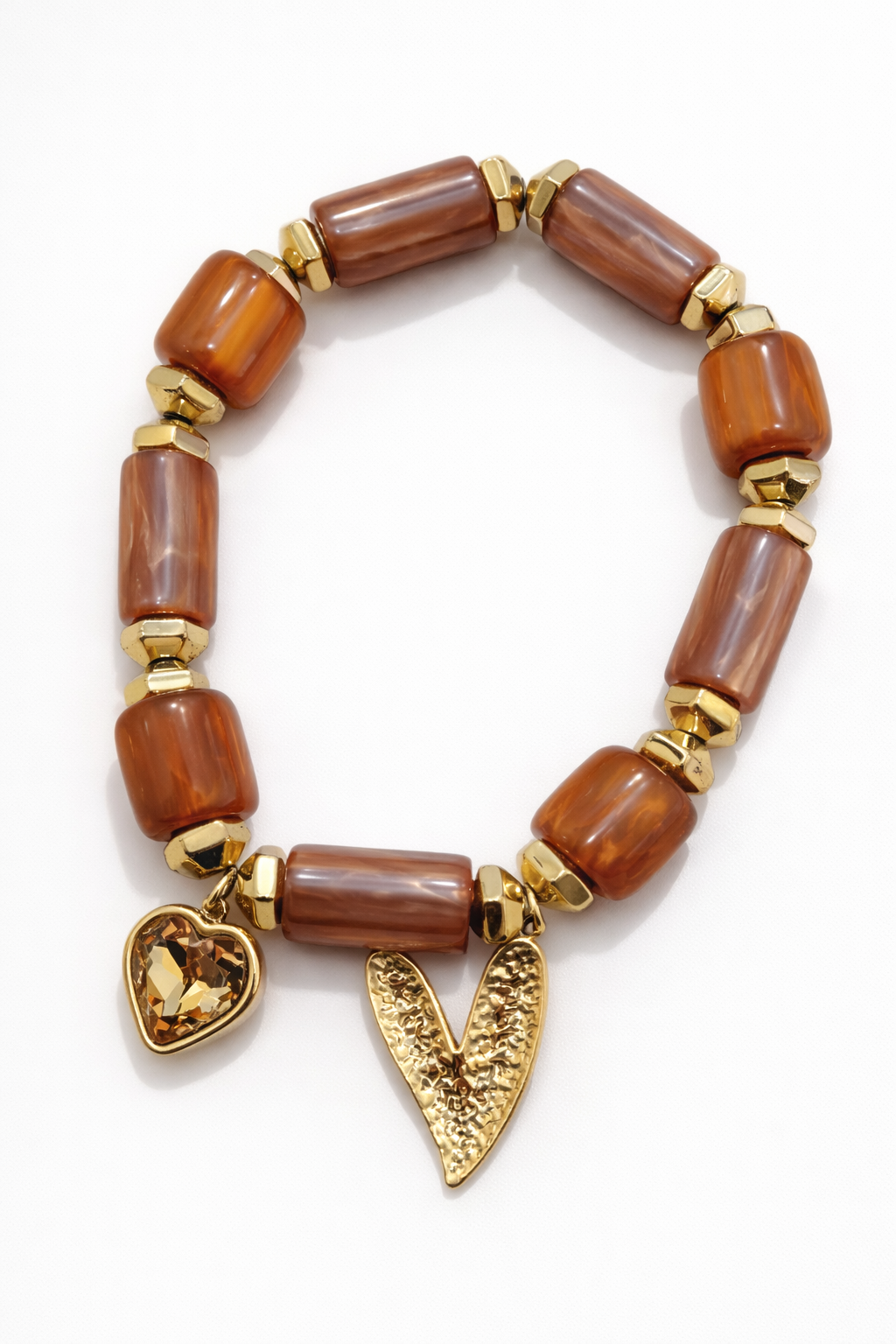 Pulsera con cuentas marrones y colgantes de corazón