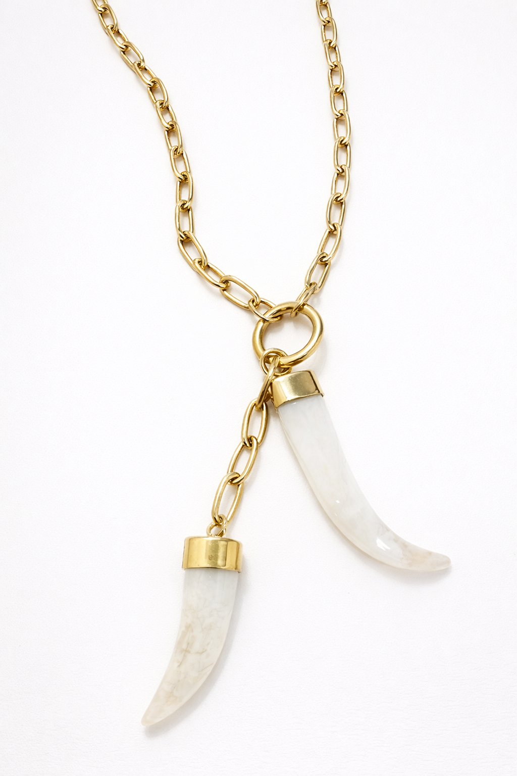 Collar dorado con colgantes tipo colmillo