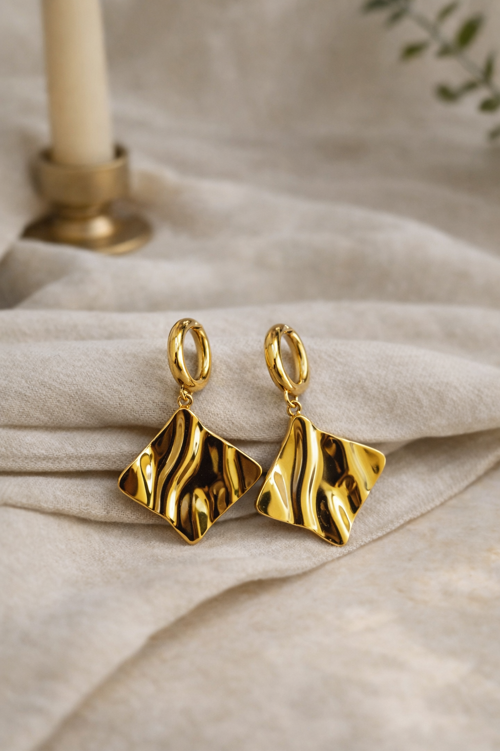 Pendientes dorados con colgante ondulado