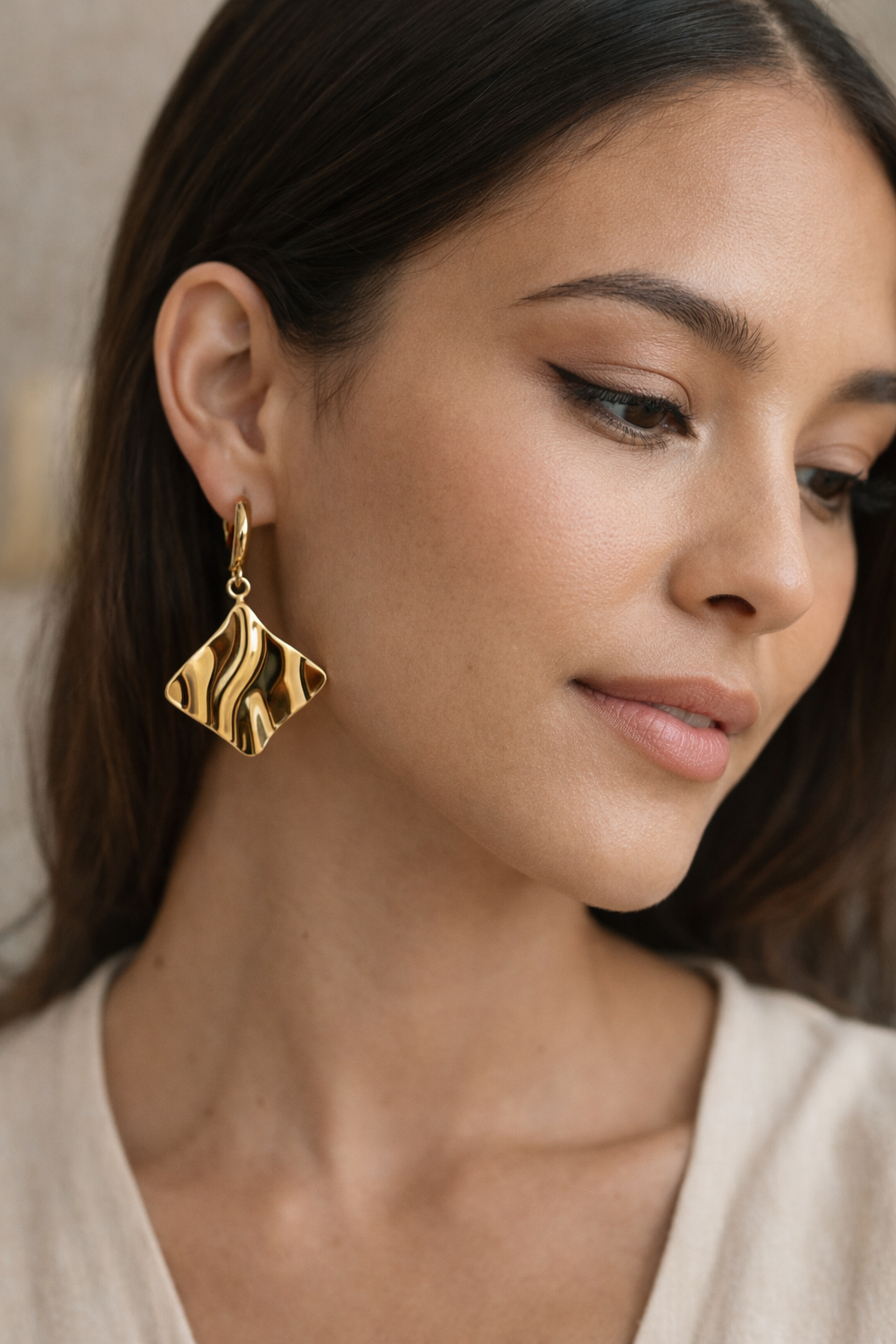 Pendientes dorados con colgante ondulado