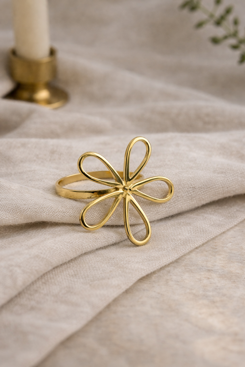 Anillo de acero dorado con flor