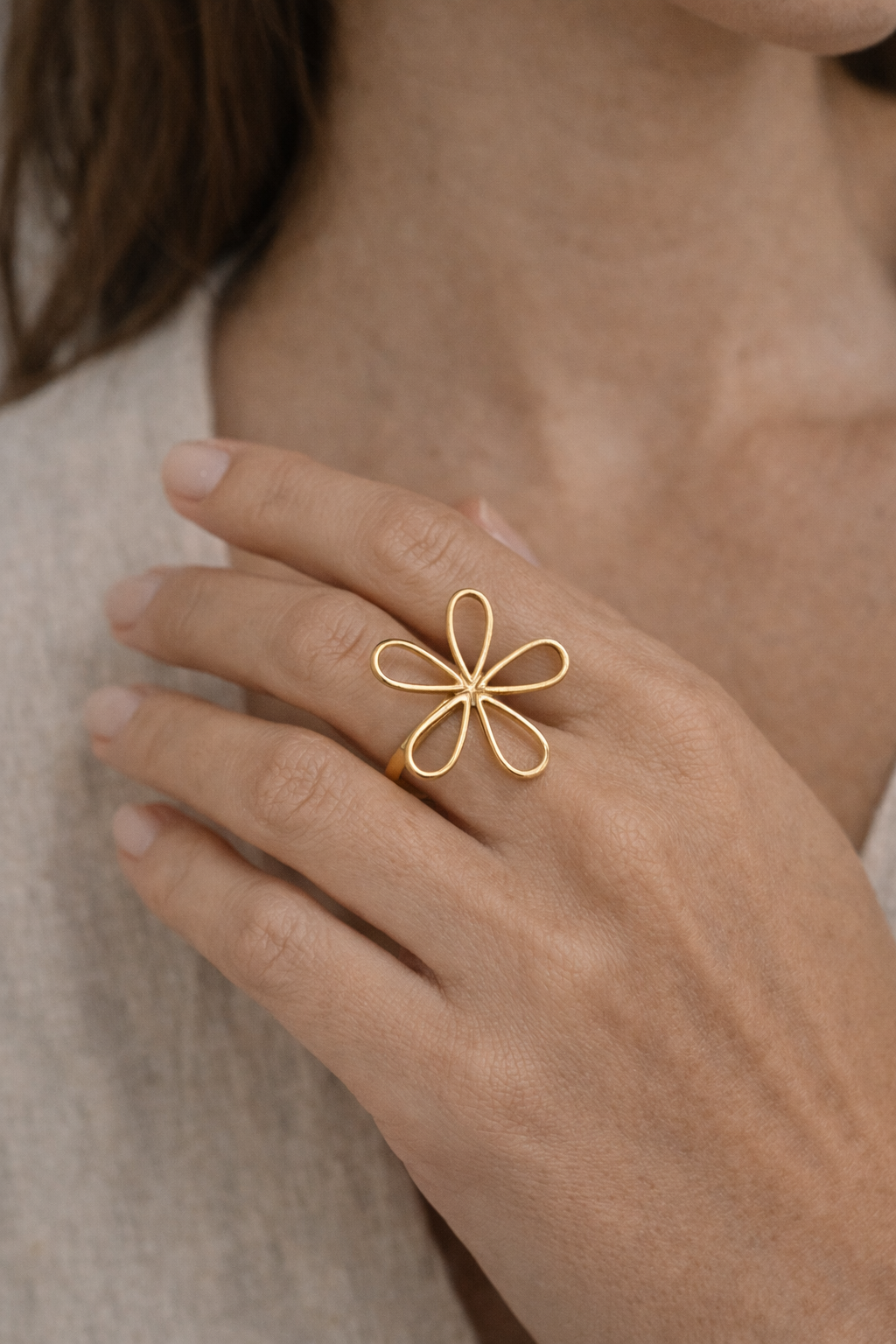 Anillo de acero dorado con flor