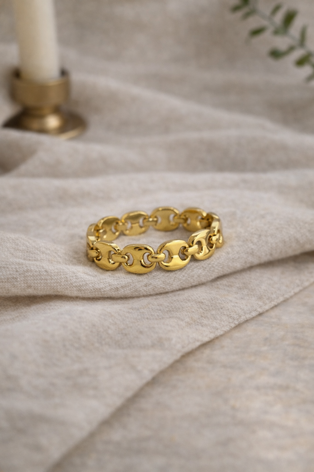 Anillo de acero dorado con eslabones