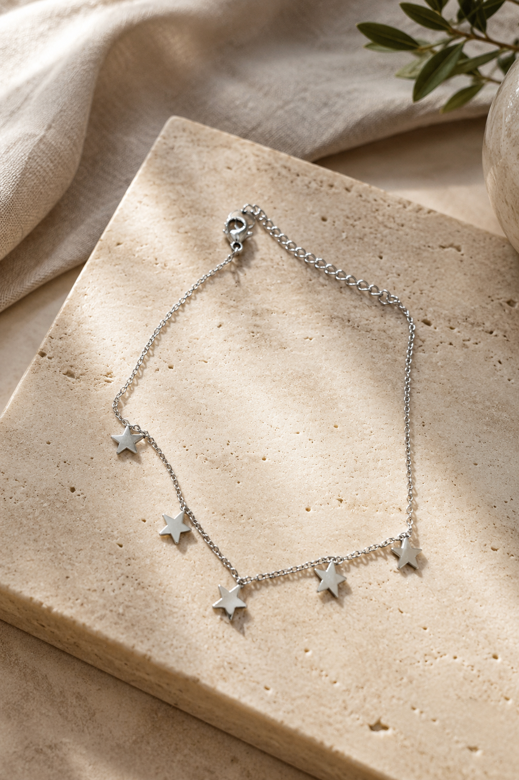 Tobillera plateada con estrellas