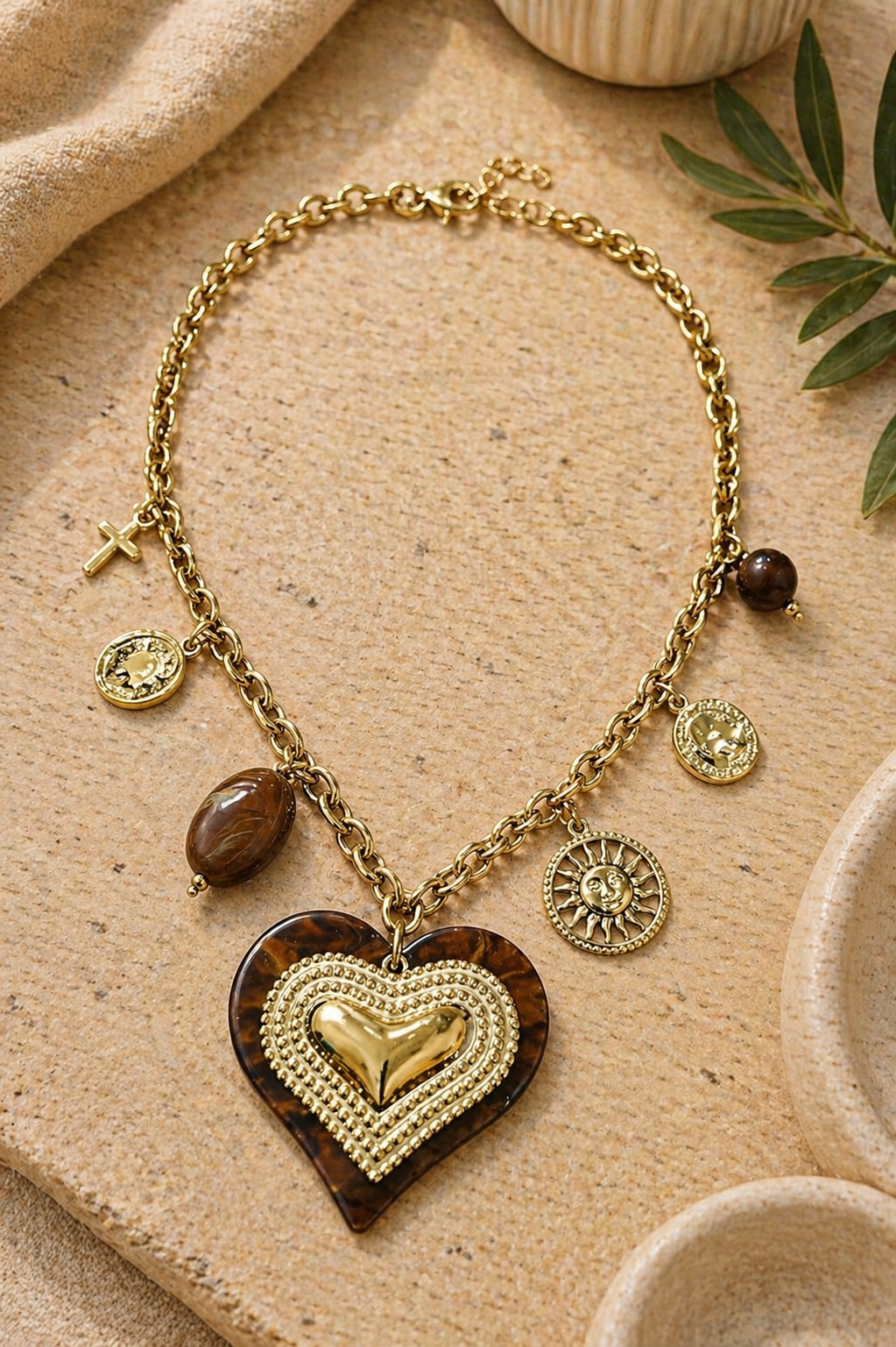 Collar Acero corazón marrón con cadena dorada