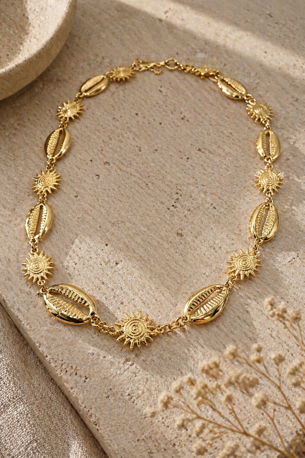 Collar Acero dorado con conchas y soles