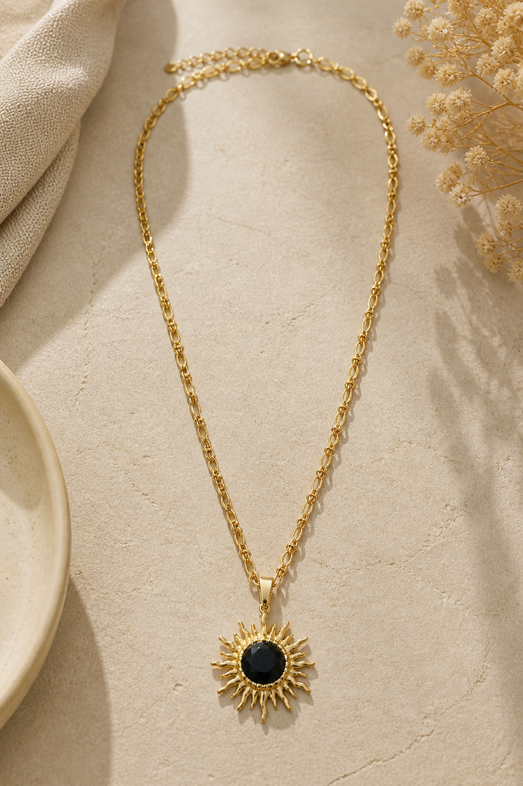 Collar acero sol dorado con piedra negra