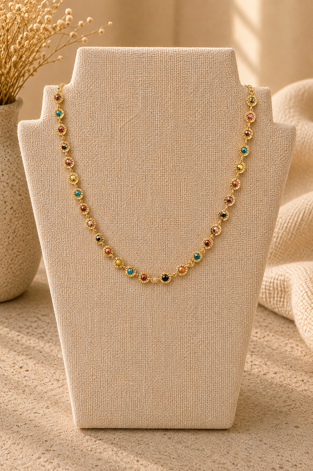 Collar dorado con piedras de colores