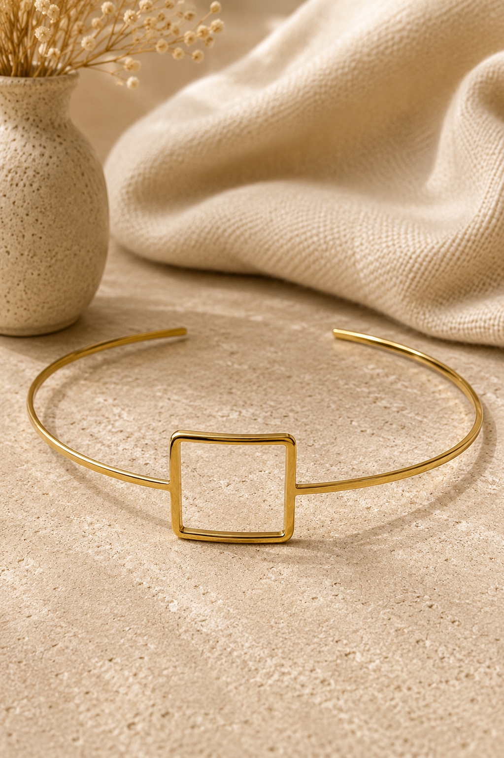 Collar rígido dorado con cuadrado